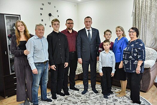 Бусаргин посетил многодетную семью в преддверии Дня матери