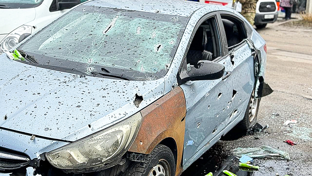 Автомобиль, поврежденный в результате обстрела города со стороны ВСУ