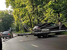 В Воронеже на улице Ломоносова иномарка снесла столб