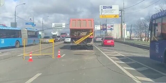 Грузовик зацепил электропровода на Дмитровском шоссе в столице