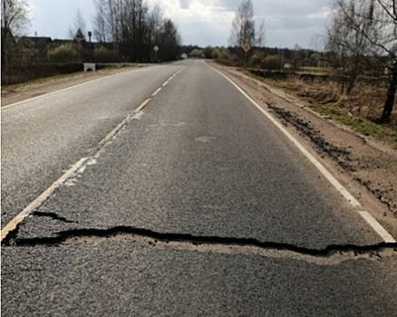 Под Ярославлем начала разваливаться отремонтированная осенью дорога