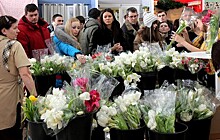 Накануне 8 марта в цветочные магазины выстроились очереди