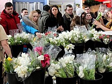 Накануне 8 марта в цветочные магазины выстроились очереди