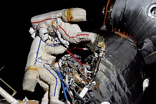 Российские космонавты вернулись на МКС после вскрытия обшивки "Союза МС-09"
