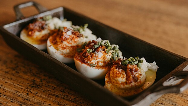 Альтернативный рецепт закуски с фаршированными шпротами яйцами