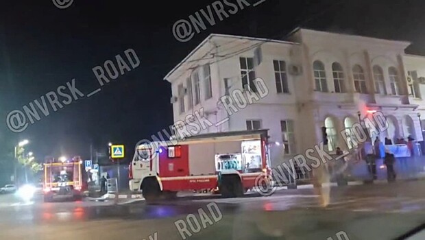 Экстренные службы стянулись к медицинскому колледжу в Новороссийске