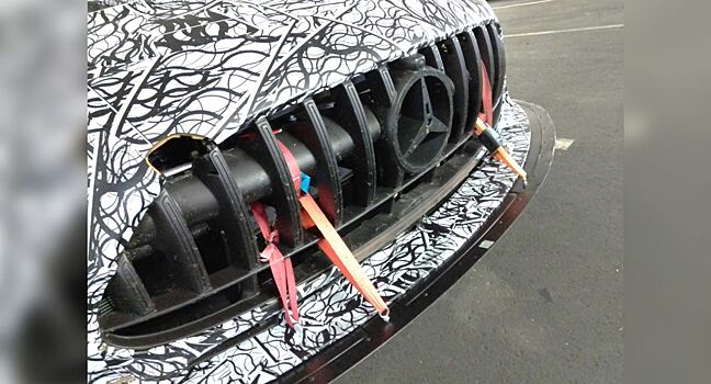 Закамуфлированный Mercedes-Benz находится в боксах Нюрбургринга