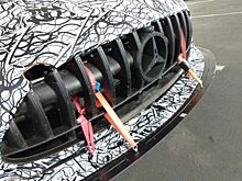 Закамуфлированный Mercedes-Benz находится в боксах Нюрбургринга
