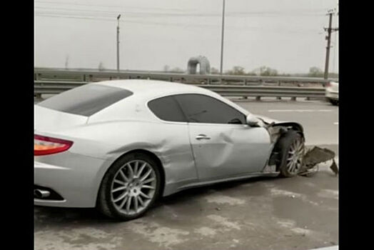 Угнанный элитный автомобиль попал в ДТП в Санкт-Петербурге