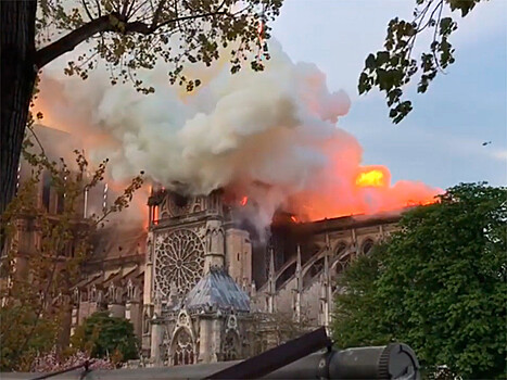 В соборе Парижской Богоматери возник сильный пожар