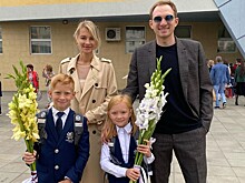 «Одна в такт попадает»: дочь Андрея Бурковского выступила на посвящении в гимназисты