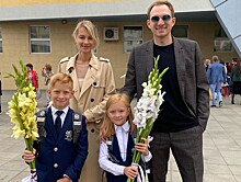 «Одна в такт попадает»: дочь Андрея Бурковского выступила на посвящении в гимназисты
