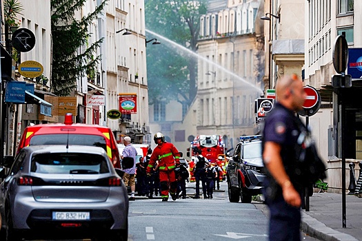 Очевидцы сообщили о двух взрывах в здании в Париже