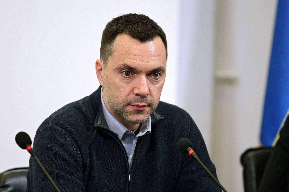 Арестович* объяснил угрозы Зеленского ударить по Параду на 9 Мая