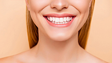 Стоматолог назвал губительные для белизны зубов продукты и привычки
