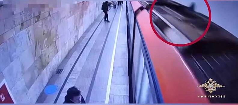 Пьяный мужчина проехал на крыше поезда метро от «Пушкинской» до «Кузнецкого моста»