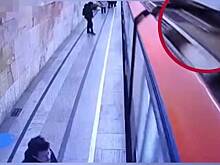 Пьяный мужчина проехал на крыше поезда метро от «Пушкинской» до «Кузнецкого моста»