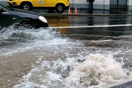 Новослободскую улицу в Москве затопил бурый поток