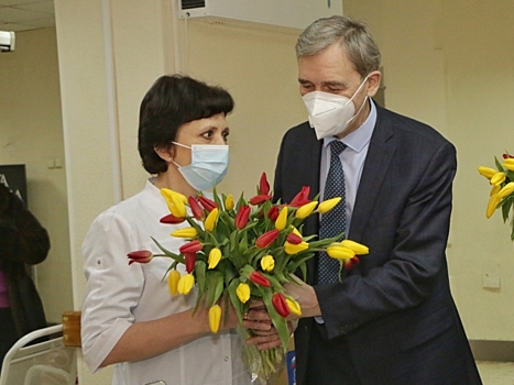 Омских женщин-медиков поздравили с наступающим 8 Марта