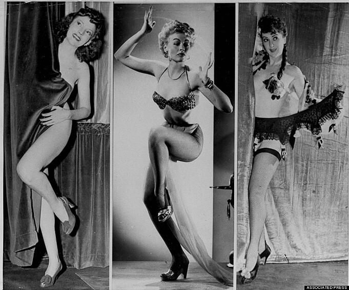 Слева направо: актрисы и конферансье бурлеска Марджи Харт, Лили Сен-Сир и Джипси Роза Ли в театре Бостона «Старый Говард» 25 ноября 1953 года.