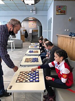 В Хорошево-Мневниках прошел сеанс одновременной игры шоколадными шашками