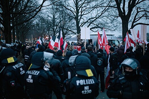 Марш крайне правых в Германии прервал более многочисленный митинг