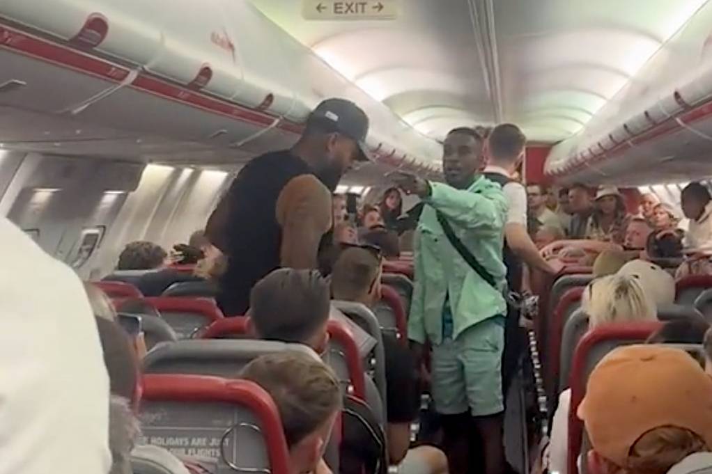 На рейсе до Ибицы пьяные туристы устроили драку и попали на видео