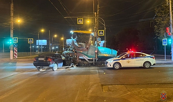 В Волгограде иномарка с пьяным водителем врезалась в асфальтоукладчик