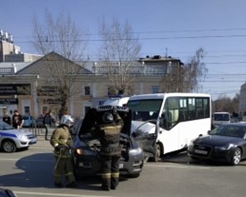 В Ростове-на-Дону автобус столкнулся с маршруткой