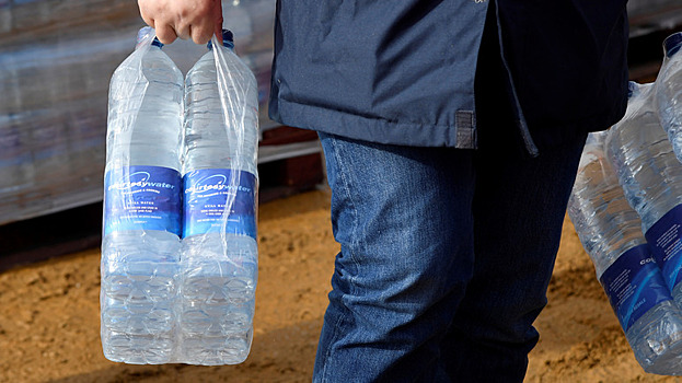 Воду из бутылок мы пьем вместе с микропластиком