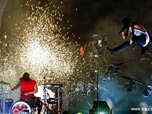 Лидер Twenty One Pilots упал с верхушки фортепьяно на шоу