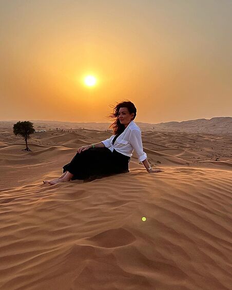 Россияне традиционно отправляются в сафари к жарким пескам и делают эффектные фото.