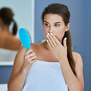 Выпадают волосы: 5 эффективных советов, чтобы не облысеть