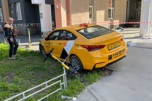 В центре Екатеринбурга таксист вылетел на тротуар и снес забор