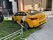 В центре Екатеринбурга таксист вылетел на тротуар и снес забор