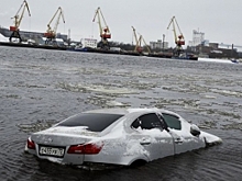 Течет река Волга, по ней плывет Lexus. Машина, которая несколько дней дрейфовала по реке, принадлежит девушке из Надыма
