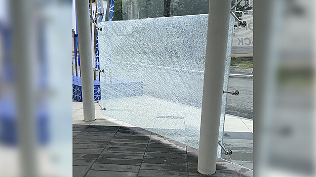 В ноябрьском аэропорту треснула стеклянная конструкция