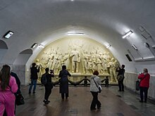 Идеологический жест: москвичи начали сниматься на фоне Сталина в метро
