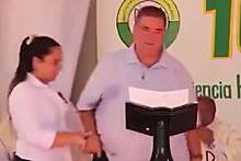Мэр города в Колумбии потерял штаны на сцене и попал на видео