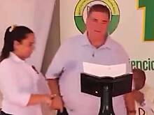 Мэр города в Колумбии потерял штаны на сцене и попал на видео