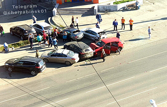 В Челябинске красный Ниссан протаранил 4 машины у рынка