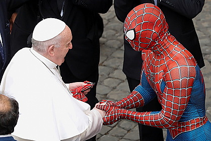 Человек-паук пришел на службу к Папе Римскому