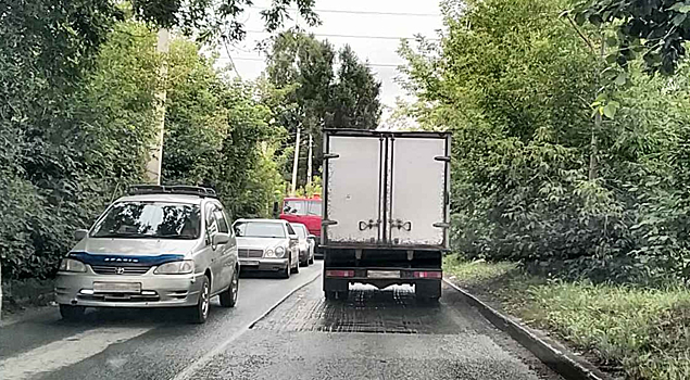 Новосибирских водителей возмутил снятый с ровной дороги асфальт на Лобова