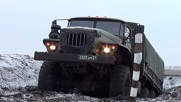 «Уралы» снега не боятся: мотострелки отработали экстремальное вождение на грузовиках