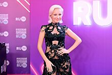 Певица Клава Кока появилась на публике в прозрачном платье от Валентина Юдашкина