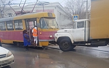 В Волгограде грузовой автомобиль въехал в трамвай