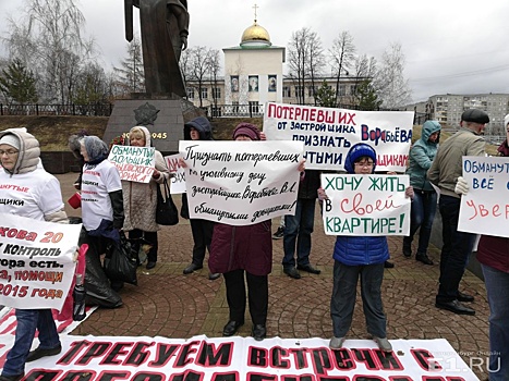 «157 потерпевших — теперь бомжи»: на площади Обороны прошел митинг обманутых дольщиков