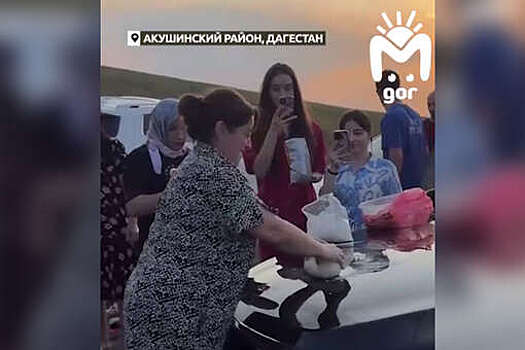 В Дагестане на видео сняли, как женщина раскатала тесто на капоте Toyota