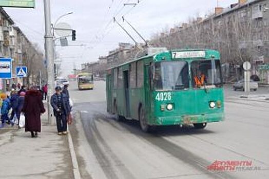 В мегаполисе произошла автоавария с участием троллейбуса и внедорожника