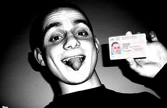 Водитель утопил авто через 10 мин после того, как получил права